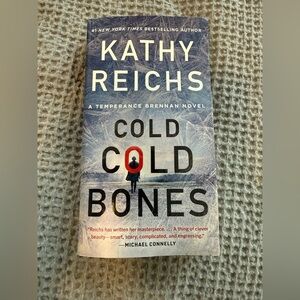 Kathy Reichs - Cold Cold Bones
